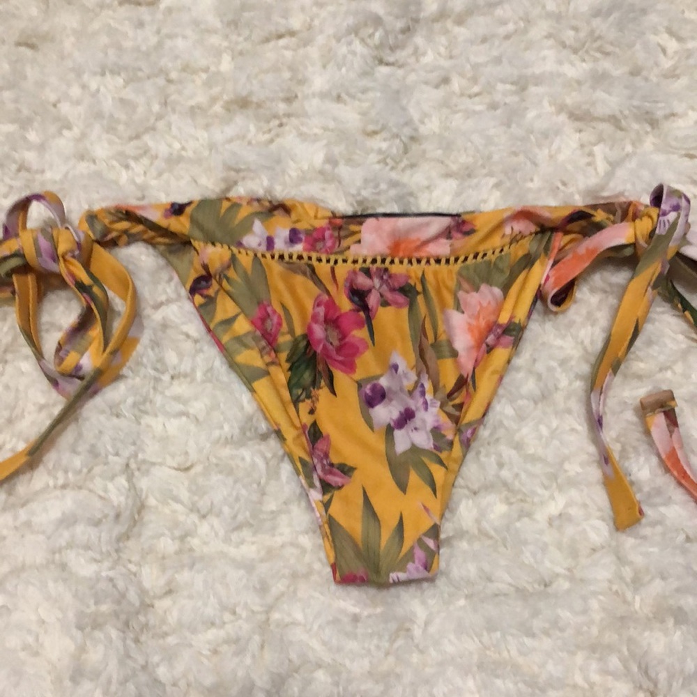 Beach Riot bikini 👙 - Picture 3 of 9